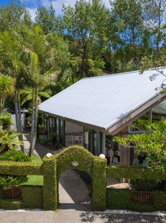 Tui Hills, Auckland, presents its award-winning Nikau Pavilion, a modern, light-filled venue seamlessly integrated into lush native bush.