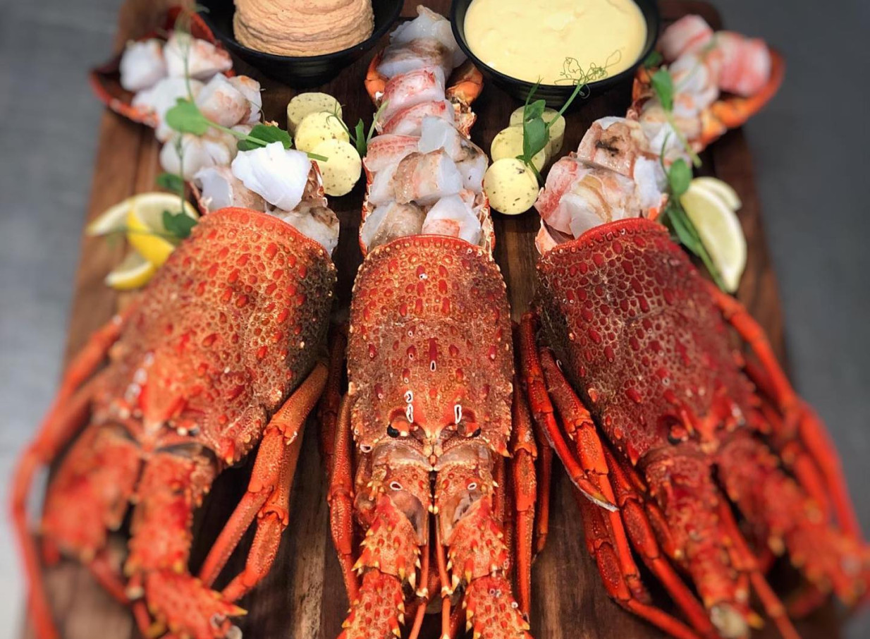 Queenstown Catering showcases their beautifully presented, fresh seafood platter with vibrant crayfish in Queenstown.
