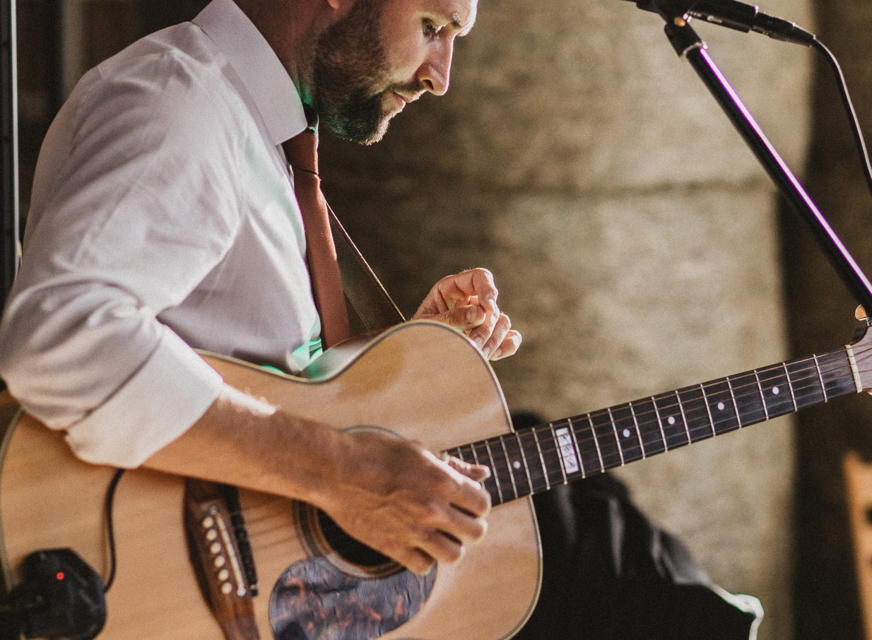 Auckland's Lee Gray Music delivers an elegant acoustic guitar performance, often with live looping.