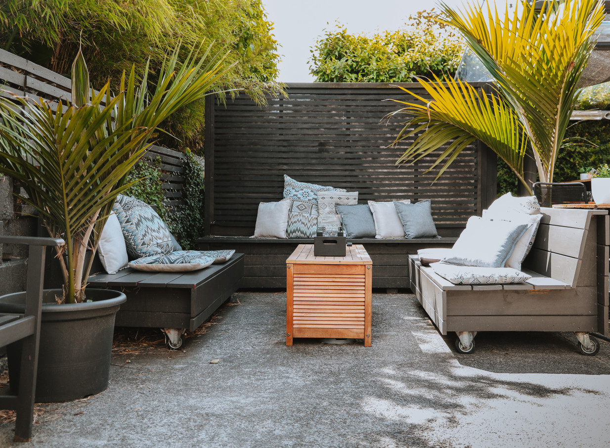 Rosanna's in Auckland offers an inviting oasis-style outdoor lounge with comfortable benches and tropical plants.