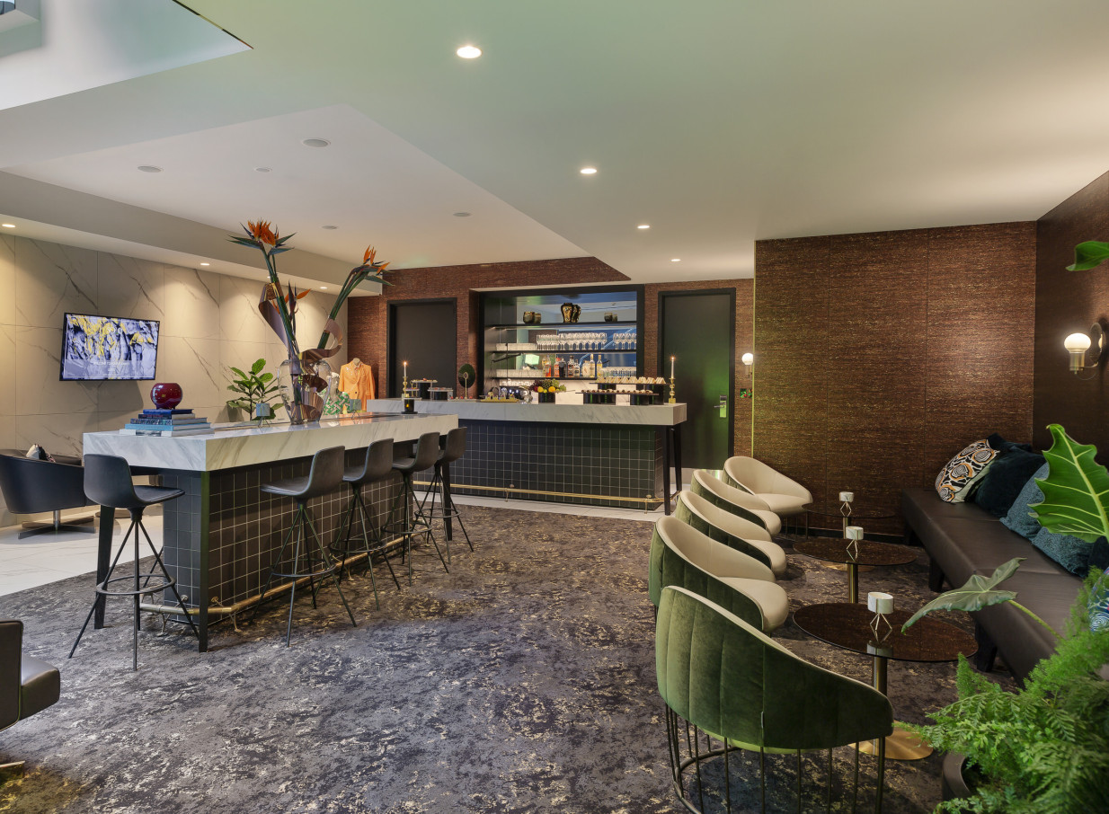 The SO/ Auckland's avant-garde MIXO lobby bar in Auckland offers a stylish lounge with bold, fashion-led design.