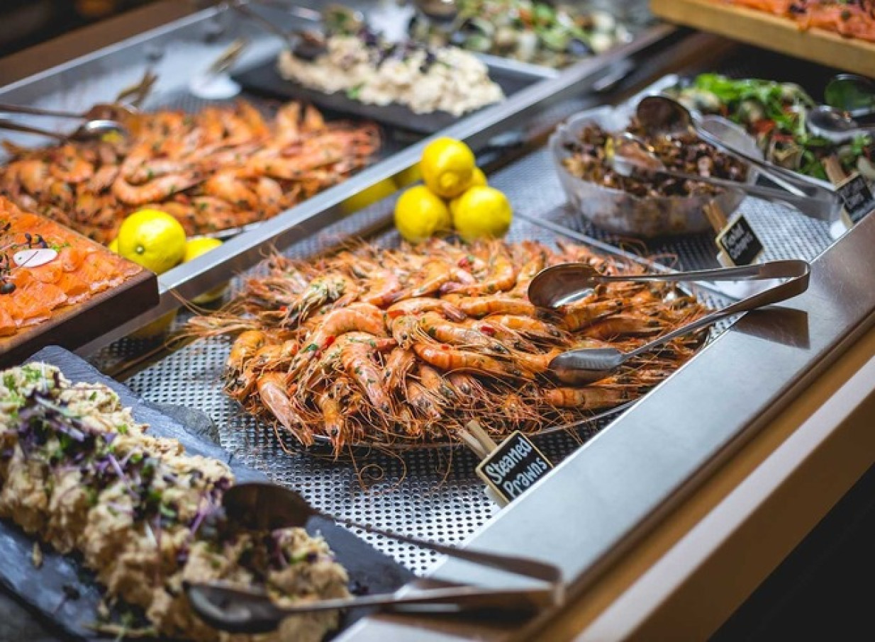 A gourmet buffet with steamed prawns and other delicacies, offered at TSS Earnslaw & Walter Peak's charming Colonel's Homestead in Queenstown.