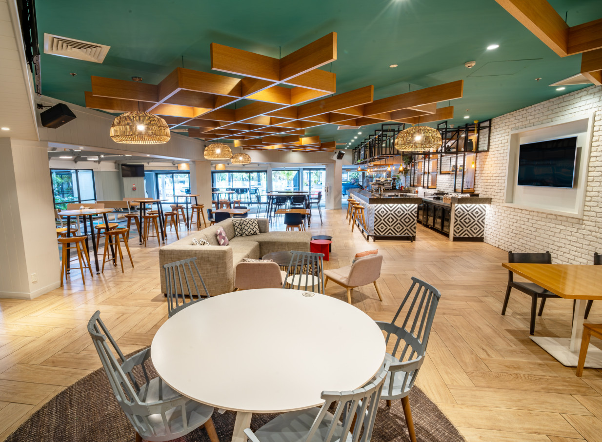 Holiday Inn Auckland Airport's modern lounge and bar features Pacific-inspired design with natural timber and woven textures.