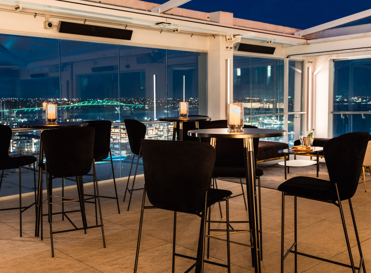 Enjoy panoramic city and Harbour Bridge views from Rydges Auckland's chic rooftop bar.