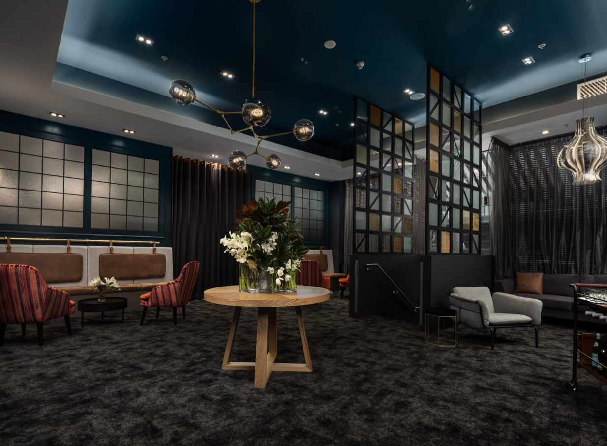 Rydges Auckland's sophisticated, contemporary lobby lounge boasts Art Deco-inspired design and plush seating.