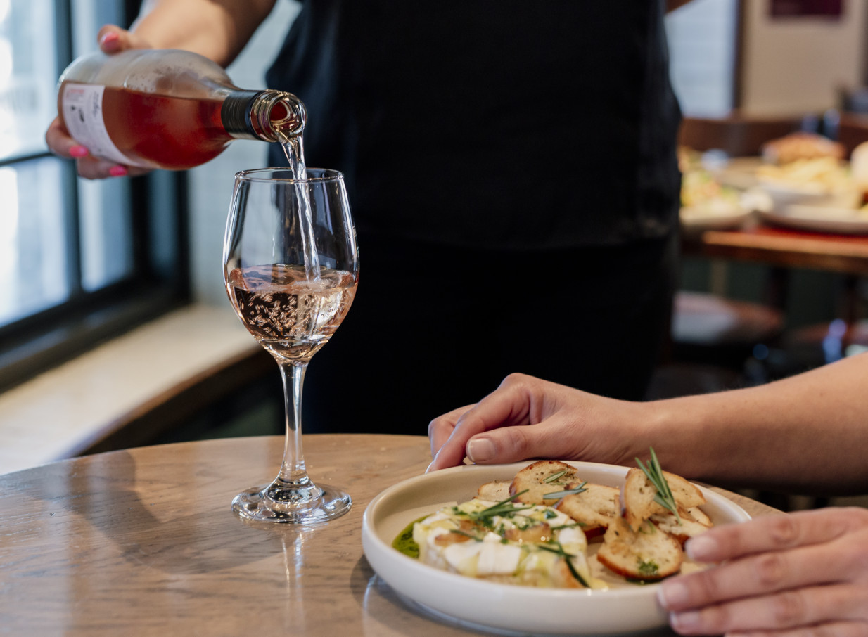 Enjoy a rosé and a meal in the traditionally warm atmosphere of The Old Bailey, Wellington's classic Kiwi pub.